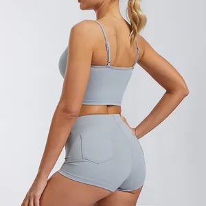 Hoge taille grijs sneldrogend yoga sportsetje met hemdje bh en korte broek met zakken