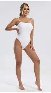 Vue complète d'un body gainant blanc à bretelles réglables porté par un mannequin