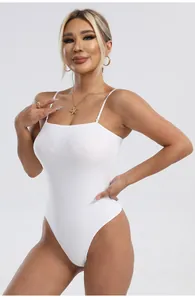 Vue détaillée d'un body gainant blanc muni de fines bretelles réglables pour femmes