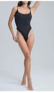 Body negro de lunares con elegante ribete de encaje y tirantes ajustables en modelo