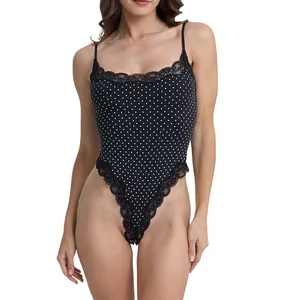 Elegante body negro de lunares con ribete de encaje y tirantes finos ajustables