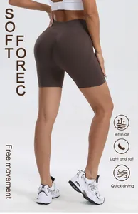Detailansicht der braunen Yoga-Biker-Shorts mit hoher Taille und Peach-Lift-Effekt für Fitness