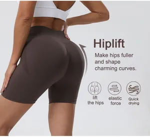 Detail der braunen Po-Lifting-Yoga-Shorts, die den Shaping-Effekt und die Stoffstruktur zeigt.
