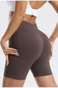 Detailansicht der braunen nahtlosen Yoga-Shorts mit Pfirsich-Po-Hebe-Design-Effekt