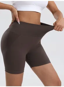 Detailaufnahme der braunen Yoga-Shorts mit elastischem Rippbund und hoher Taille.