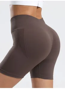 Detailansicht der braunen Yoga-Shorts mit hoher Taille und Peach-Butt-Lifting-Design.