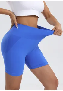Detailansicht der blauen High-Waist-Yogashorts zeigt die hohe Elastizität am Bund