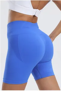 Nahaufnahme der blauen Yoga-Shorts mit Peach-Lift-Effekt und nahtloser Textur