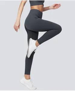 Nahtlose dunkelgraue gerippte Yogahose mit hohem Bund und Po-Lifting-Effekt.