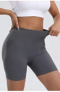 Detailansicht grauer Yoga-Shorts mit hohem Bund, die Dehnbarkeit und Stoffstruktur zeigt.