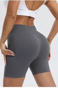Detail von grauen High-Waist Yoga-Shorts mit Pfirsich-Lift und nahtlosem Gewebe