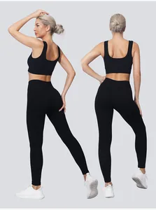 Detailansicht eines schwarzen nahtlosen Yoga-Sets mit hoher Taille und Push-Up-Effekt