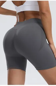 Detailansicht Rückseite nahtlose Peach-Lift Yoga-Shorts in Dunkelgrau für Damenfitness.
