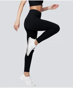 Detailansicht einer schwarzen nahtlosen gerippten Leggings mit hoher Taille für das Fitnesstraining