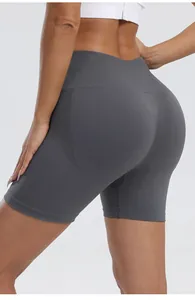 Detailansicht der grauen nahtlosen Yoga-Shorts mit hohem Bund und Push-Up-Effekt.