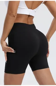 Detailansicht der schwarzen High-Waist-Yoga-Shorts für Damen mit atmungsaktivem Stoff