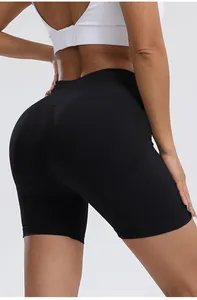 Nahaufnahme schwarze Yoga-Shorts mit High-Waist-Peach-Lift-Effekt
