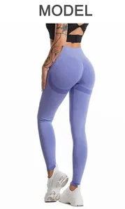 Achteraanzicht van naadloze yoga legging met hoge taille in lavendel en scrunch butt