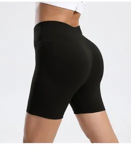 Detaillierte Seitenansicht der schwarzen High-Waist-Yoga-Shorts mit Peach-Lift-Effekt