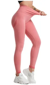 Detailweergave van naadloze yoga-legging met hoge taille in koraalroze en taille-elasticiteit