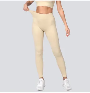 Detailansicht der nahtlosen High-Waist-Yogahose mit Fokus auf die hohe Elastizität