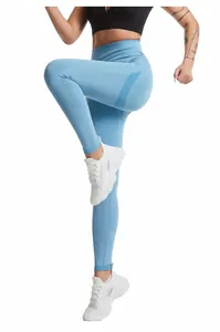 Detailweergave van de hemelblauwe naadloze yoga-legging met hoge taille in beweging