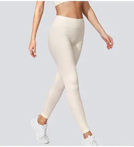 Nahaufnahme der gerippten Textur der nahtlosen cremeweißen Yoga-Leggings mit hoher Taille