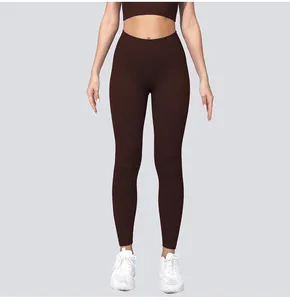 Detailansicht der hoch taillierten kaffeebraunen nahtlosen Yoga-Leggings für Damen