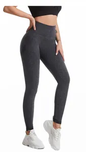 Volledig beeld van de grijze naadloze yoga legging met hoge taille op een slank model