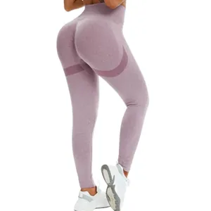 Achteraanzicht van naadloze yoga legging met hoge taille en perzikbil lifting effect in paars.