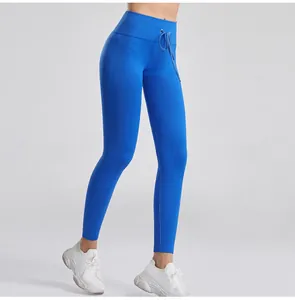 Dettaglio ravvicinato dei leggings da yoga a costine a vita alta blu con coulisse