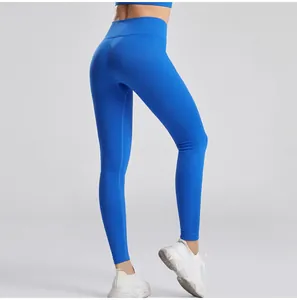 Primo piano di leggings da yoga blu a costine a vita alta con trama senza cuciture