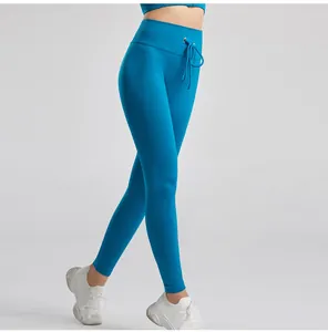 Dettaglio dei leggings da yoga a costine blu a vita alta con cordino regolabile.
