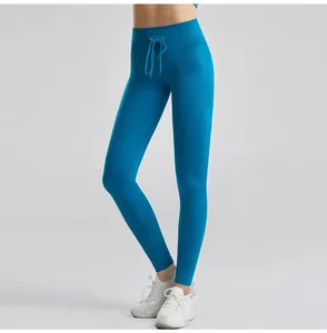 Dettaglio dei pantaloni da yoga blu a coste a vita alta con coulisse regolabile