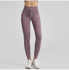 Dettaglio dei leggings da yoga a costine a vita alta con coulisse