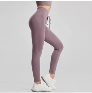 Dettaglio di leggings da yoga a costine a vita alta con coulisse in viola polveroso