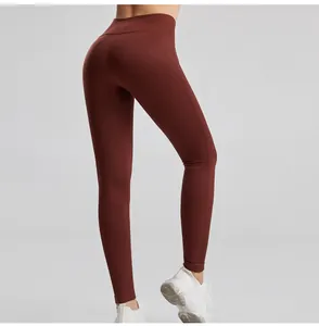 Dettaglio posteriore dei leggings da yoga a coste a vita alta in colore rosso scuro