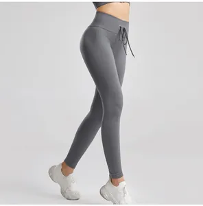 Vista dettagliata dei leggings da yoga a coste grigi a vita alta con la coulisse