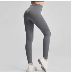 Dettaglio della trama a costine e vestibilità push-up dei leggings yoga grigi a vita alta.