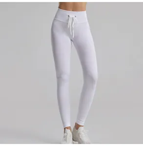 Dettaglio ravvicinato di leggings yoga bianchi a costine a vita alta con coulisse regolabile