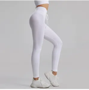 Vista dettagliata di leggings da yoga a coste bianchi a vita alta con coulisse regolabile
