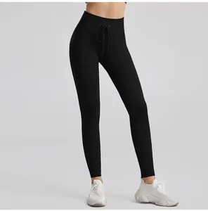 Vista dettagliata dei leggings da yoga a costine neri a vita alta con coulisse