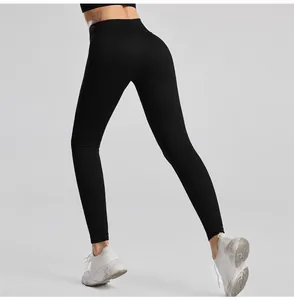 Dettaglio vista posteriore di leggings yoga neri a coste a vita alta senza cuciture