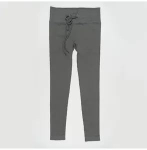 Dettaglio ravvicinato dei leggings yoga a coste grigio scuro a vita alta con coulisse.