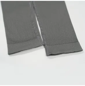 Primo piano della trama a costine sull'apertura della gamba dei leggings grigi sport.
