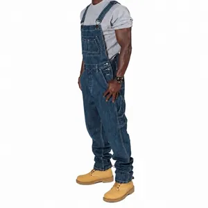 Seitenansicht der lockeren Herren-Jeans-Latzhose mit vielen Taschen in Dunkelblau