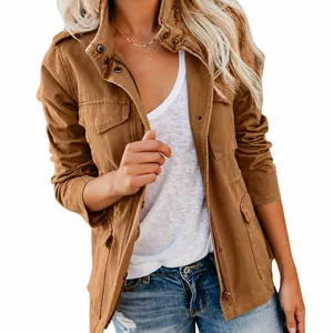 Detailansicht einer braunen Damen-Utility-Jacke mit mehreren Taschen und Reißverschluss