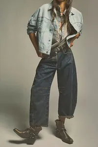 Vista dettagliata dei jeans da donna lavati vintage a gamba larga, colore blu scuro