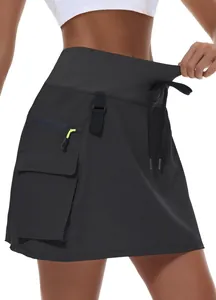 Vue détaillée jupe cargo de randonnée noire femme avec taille à cordon et poches