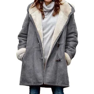 Detail des grauen Damen-Kapuzenmantels mit Fleecefutter, Knebelknöpfen und Taschen
